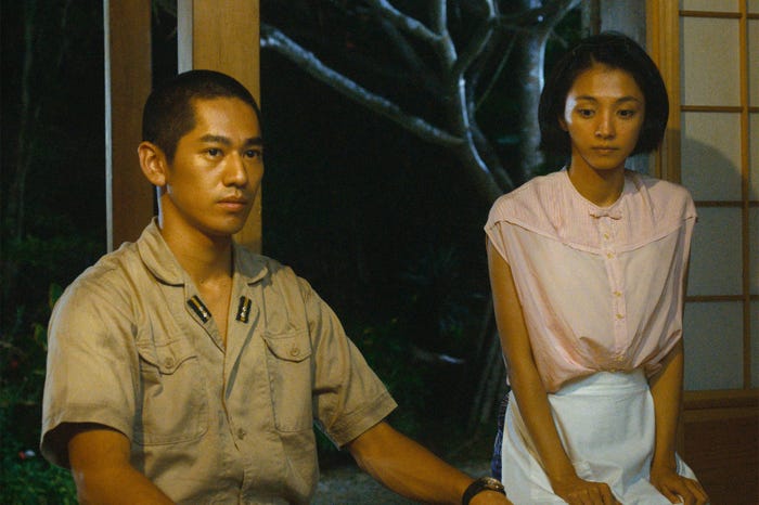 (左から)永山絢斗、満島ひかり「海辺の生と死」より(C)2017島尾ミホ/島尾敏雄/株式会社ユマニテ