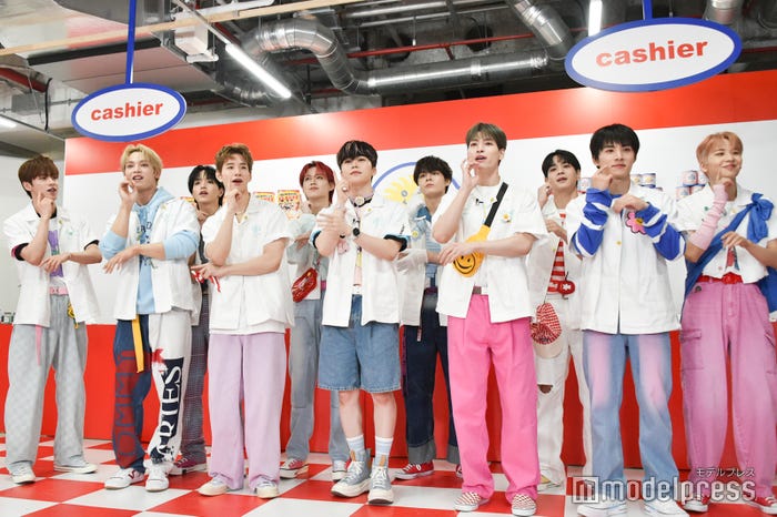 「NEWSmile」の”えくぼダンス”を実演するJO1(C)モデルプレス