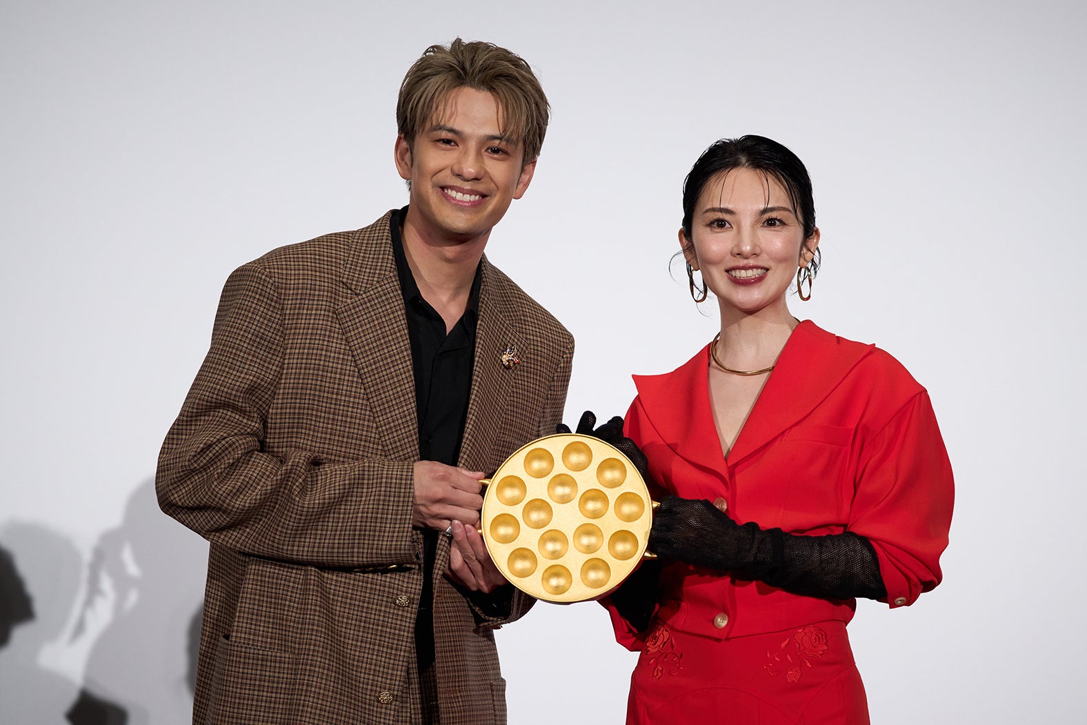 田中麗奈＆森崎ウィン、金のアイテム纏いイベント登場 2億超え「純金たこ焼き器」前にし緊張【黄金泥棒】