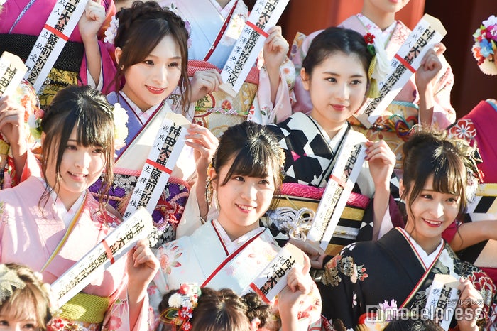 (時計回りに)左伴彩佳、林萌々香、清水里香、下野由貴、大森美優/AKB48グループ成人式記念撮影会 (C)モデルプレス