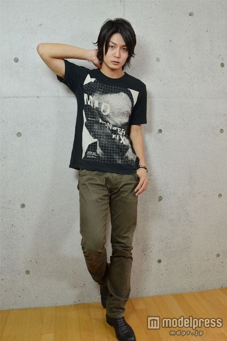 モデル並のスタイルでポージングも披露。