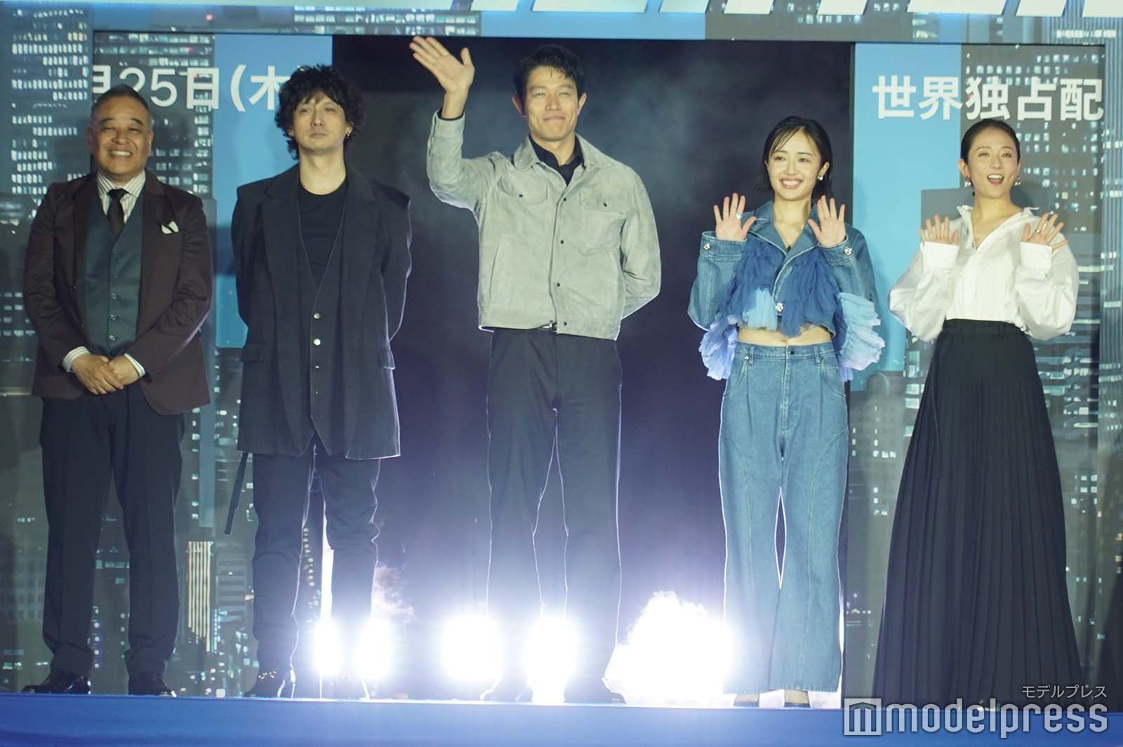 （左から）佐藤祐市監督、安藤政信、鈴木亮平、森田望智、木村文乃（C）モデルプレス