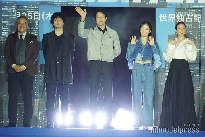 (左から)佐藤祐市監督、安藤政信、鈴木亮平、森田望智、木村文乃(C)モデルプレス