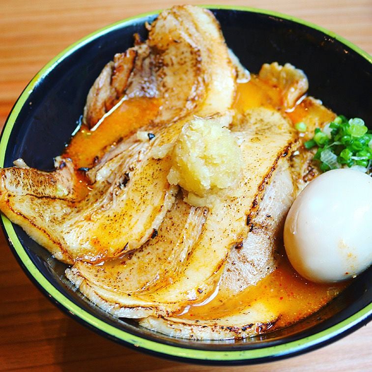 豚骨スパイシーガーリックらーめん 950円／画像提供：KINKA FAMILY JAPAN