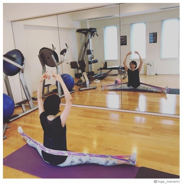 比嘉愛未、開脚姿を披露「180度！？」「美脚」驚きの声