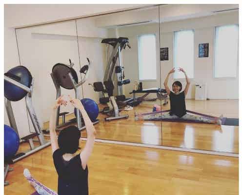 比嘉愛未、開脚姿を披露「180度!?」「美脚」驚きの声