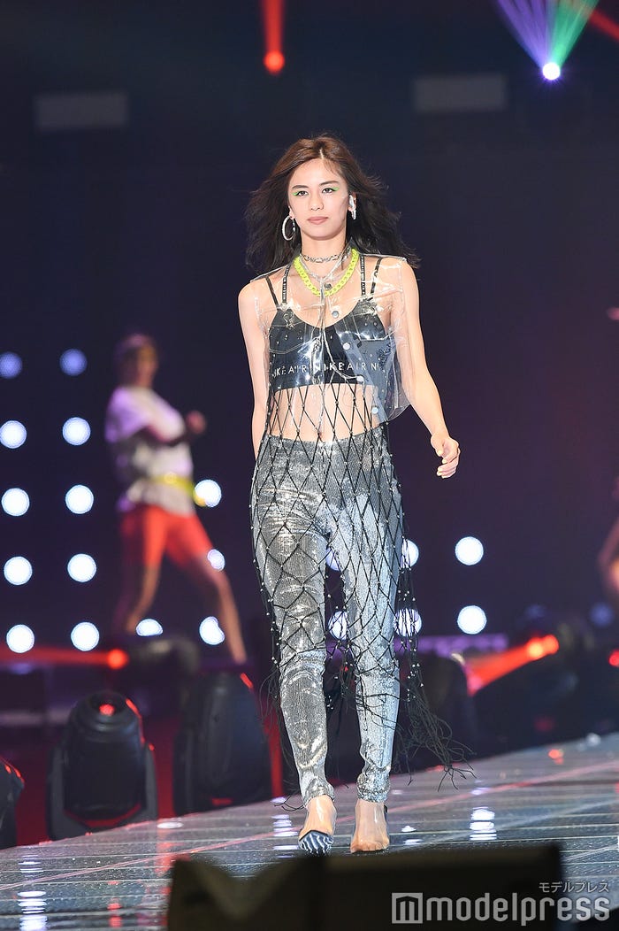 E Girls佐藤晴美 スタイル際立つ自宅トレーニング動画に反響 柔軟性すごい モデルプレス E Girls佐藤晴美 スタイル際立つ自宅トレーニング動画に反響 柔軟性すごい モデルプレス