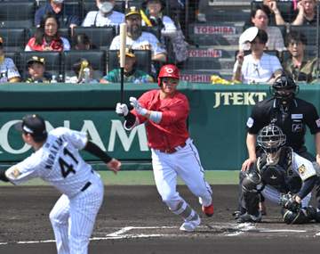 広島が初回に23イニングぶり得点 4番・坂倉が村上から先制の中前適時打 