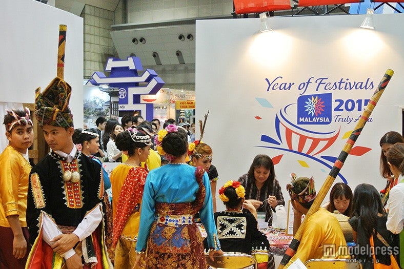 民族衣装で旅気分も盛り上がる　