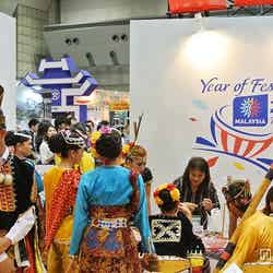 民族衣装で旅気分も盛り上がる