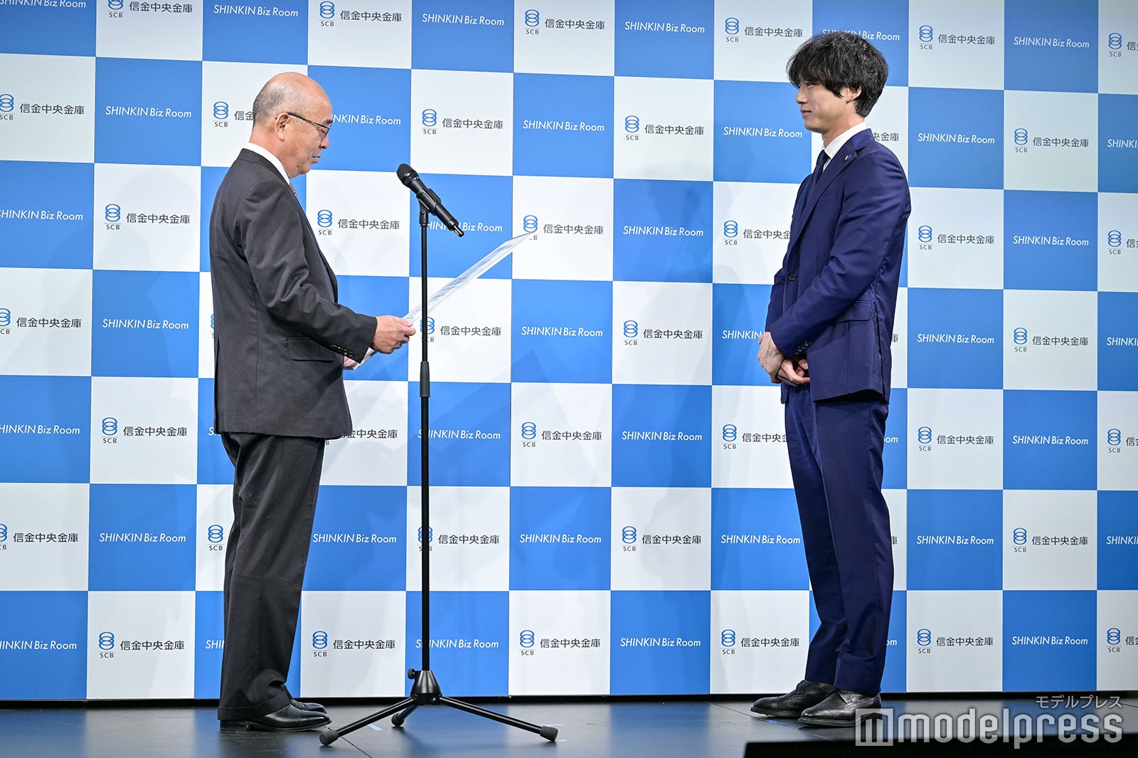 （右）坂口健太郎（C）モデルプレス