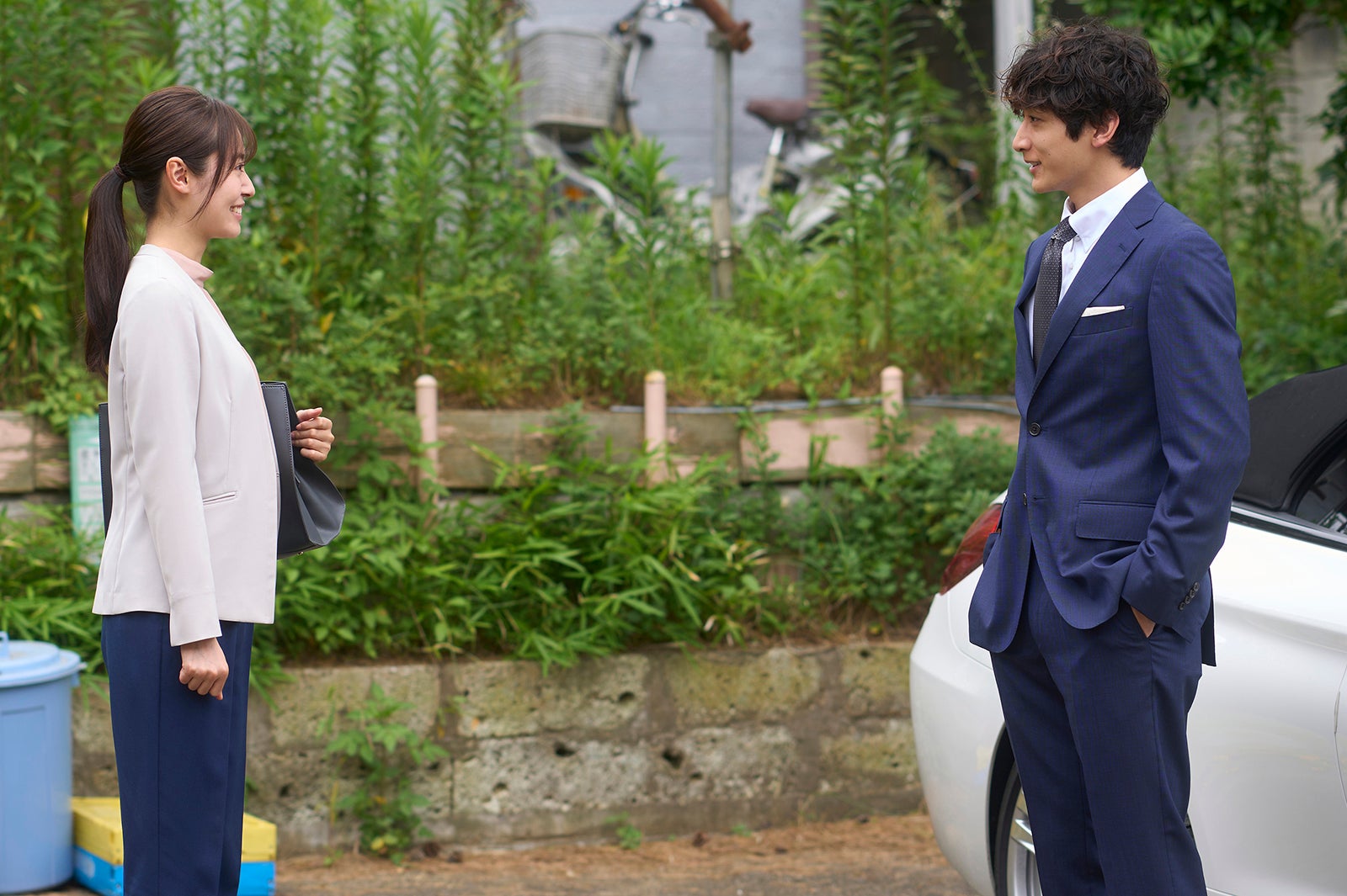 田辺桃子、小関裕太「癒やしのお隣さんには秘密がある」第1話より（C）日本テレビ