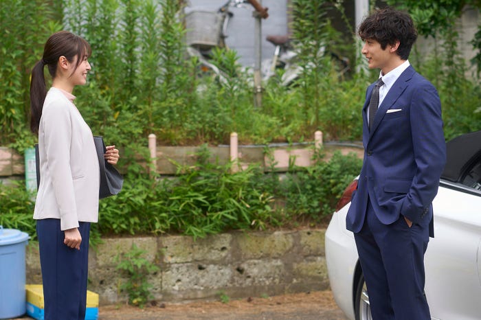 田辺桃子、小関裕太「癒やしのお隣さんには秘密がある」第1話より(C)日本テレビ