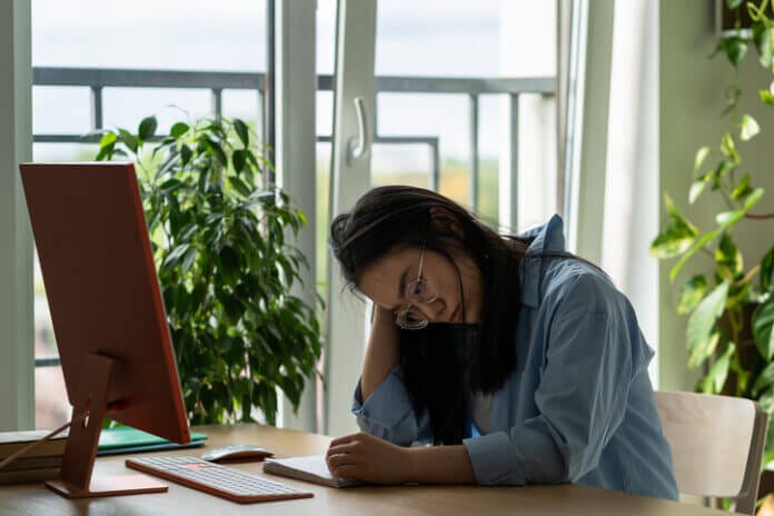 人に頼れなくて疲弊する