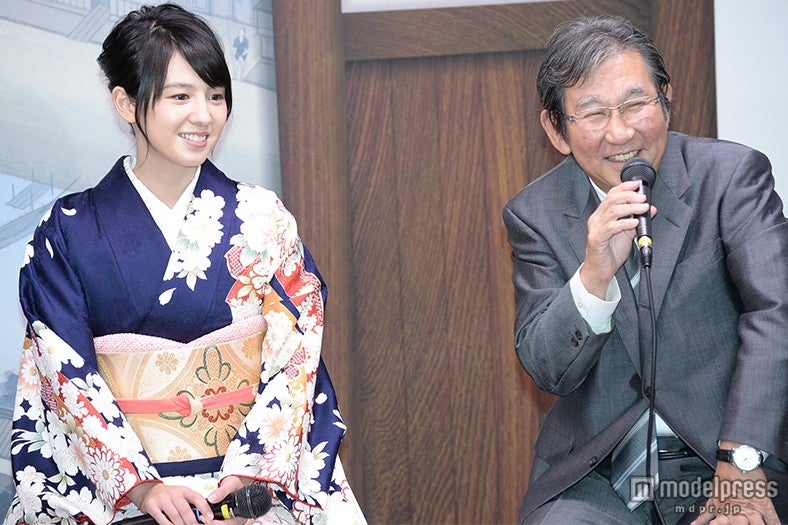 桜庭ななみ、杉田成道監督（画像提供：スカパーJSAT）