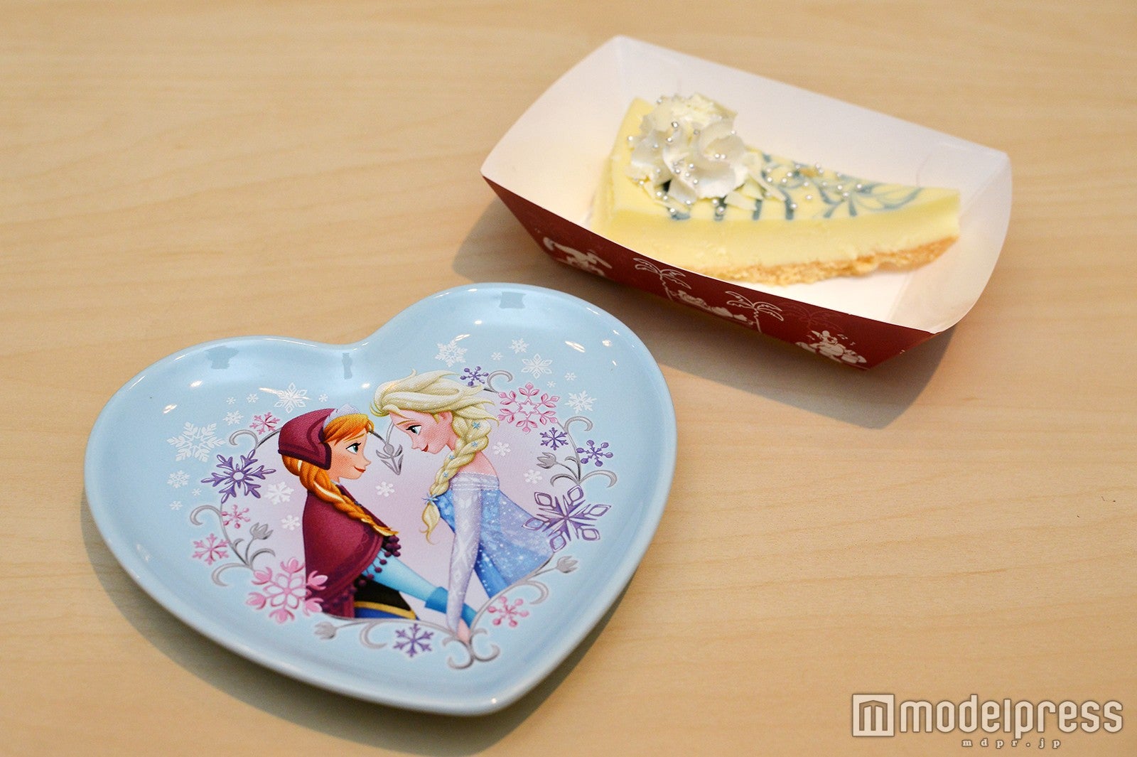 チーズケーキ、スーベニアプレート付き
¥750（C）モデルプレス