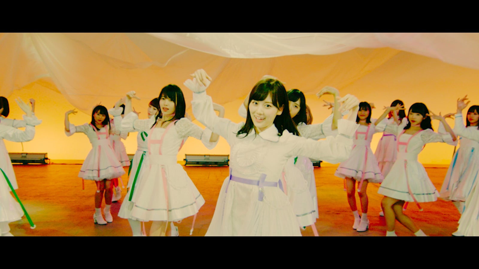 坂道AKB「初恋ドア」MVより（C）AKS／キングレコード