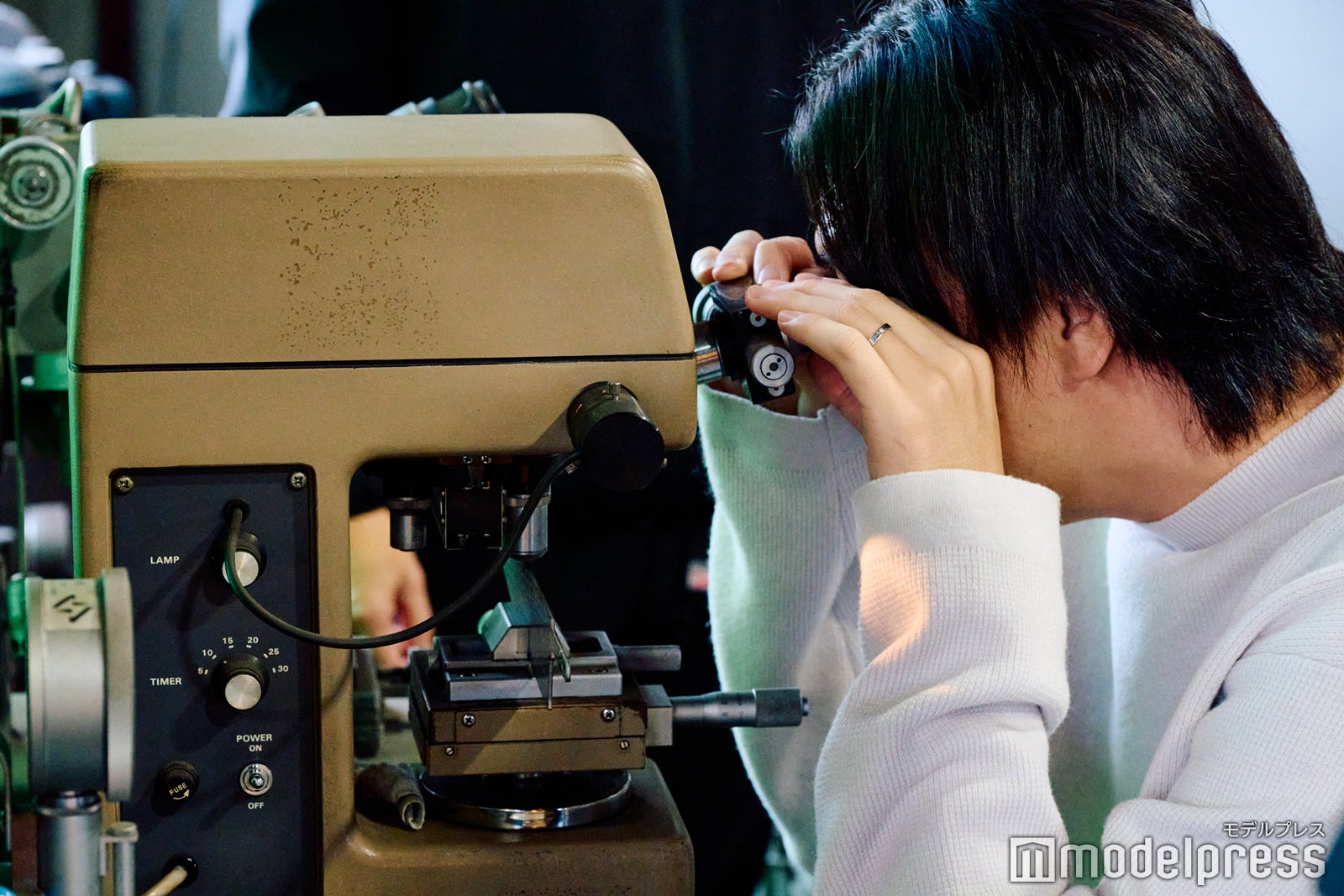 自らの目でもチェック（C）モデルプレス