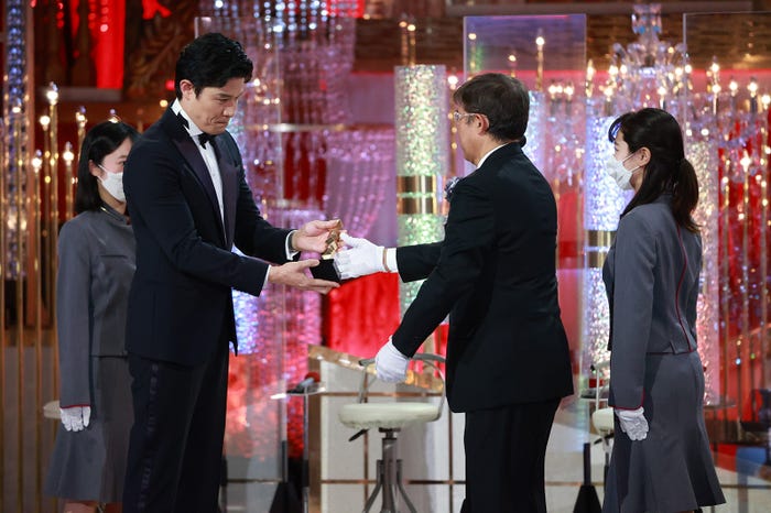 鈴木亮平、若松節朗氏(C)東京写真記者協会