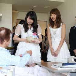 入院している患者へ「すずらんの花」を贈呈したAKB48（左から：横山由依、高城亜樹）とANA客室乗務員