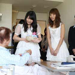 入院している患者へ「すずらんの花」を贈呈したAKB48(左から:横山由依、高城亜樹)とANA客室乗務員