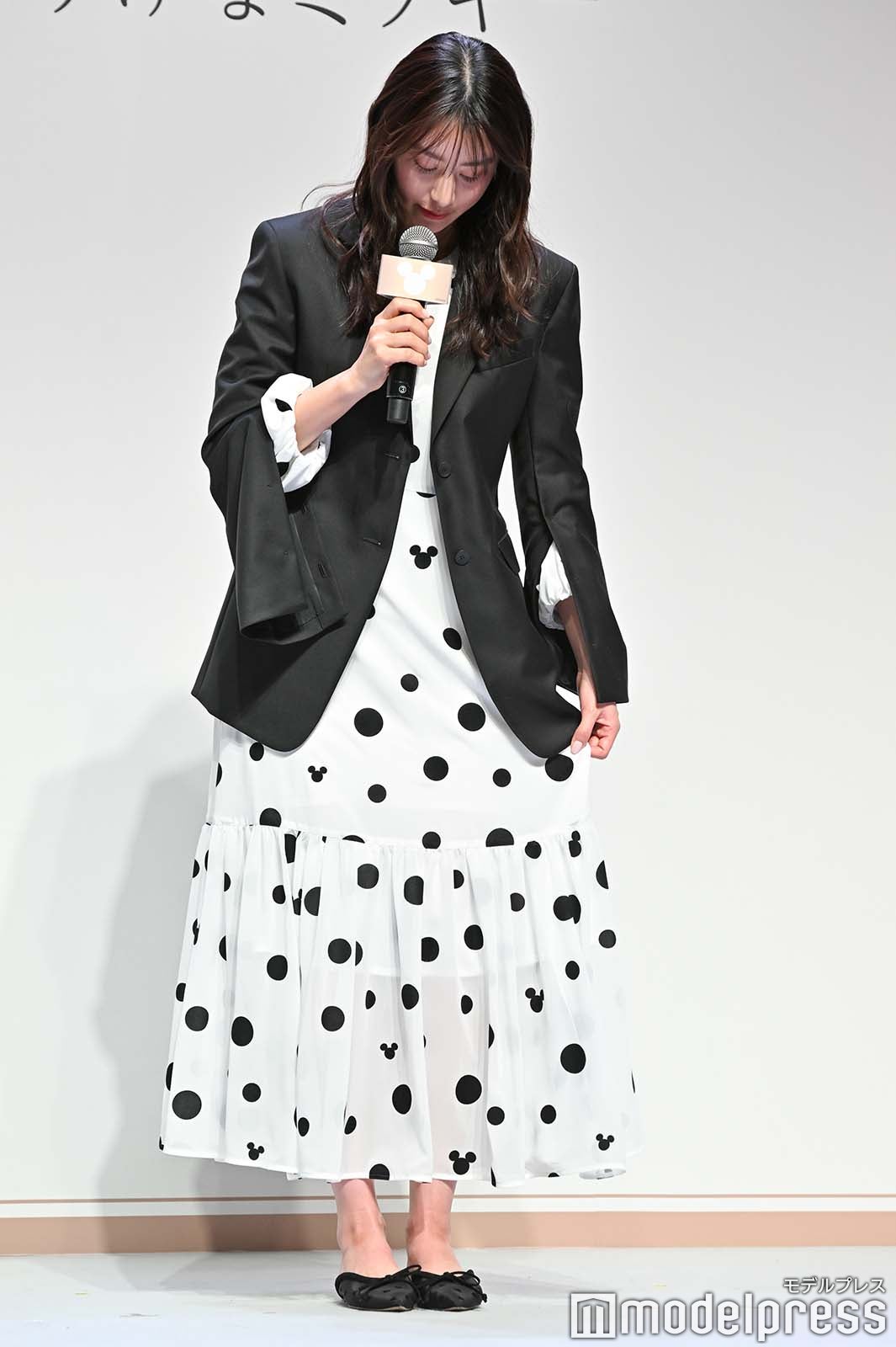 ミッキーをアピールする山本美月（C）モデルプレス