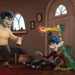 映画『2分の1の魔法』より、お母さん・ローレル（左）とイアン（右）（C）2020 Disney/Pixar. All Rights Reserved.