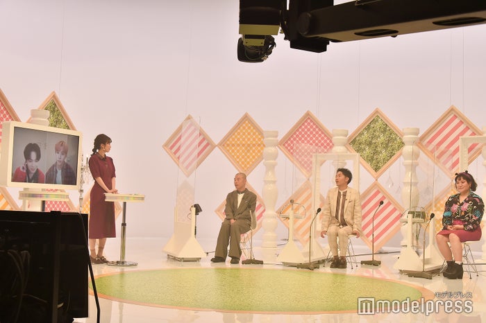 鶴房汐恩・川西拓実と会話するスタジオ陣 (C)モデルプレス
