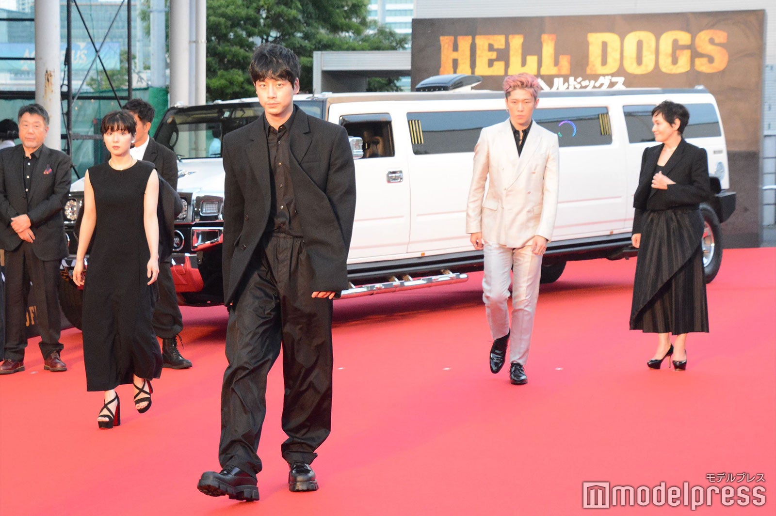 （左奥）松岡茉優（中央）坂口健太郎、（奥左から）MIYAVI、大竹しのぶ （C）モデルプレス