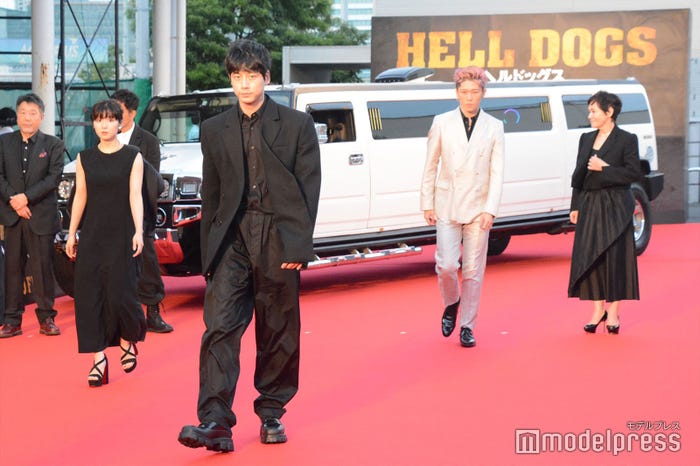 (左奥)松岡茉優(中央)坂口健太郎、(奥左から)MIYAVI、大竹しのぶ (C)モデルプレス