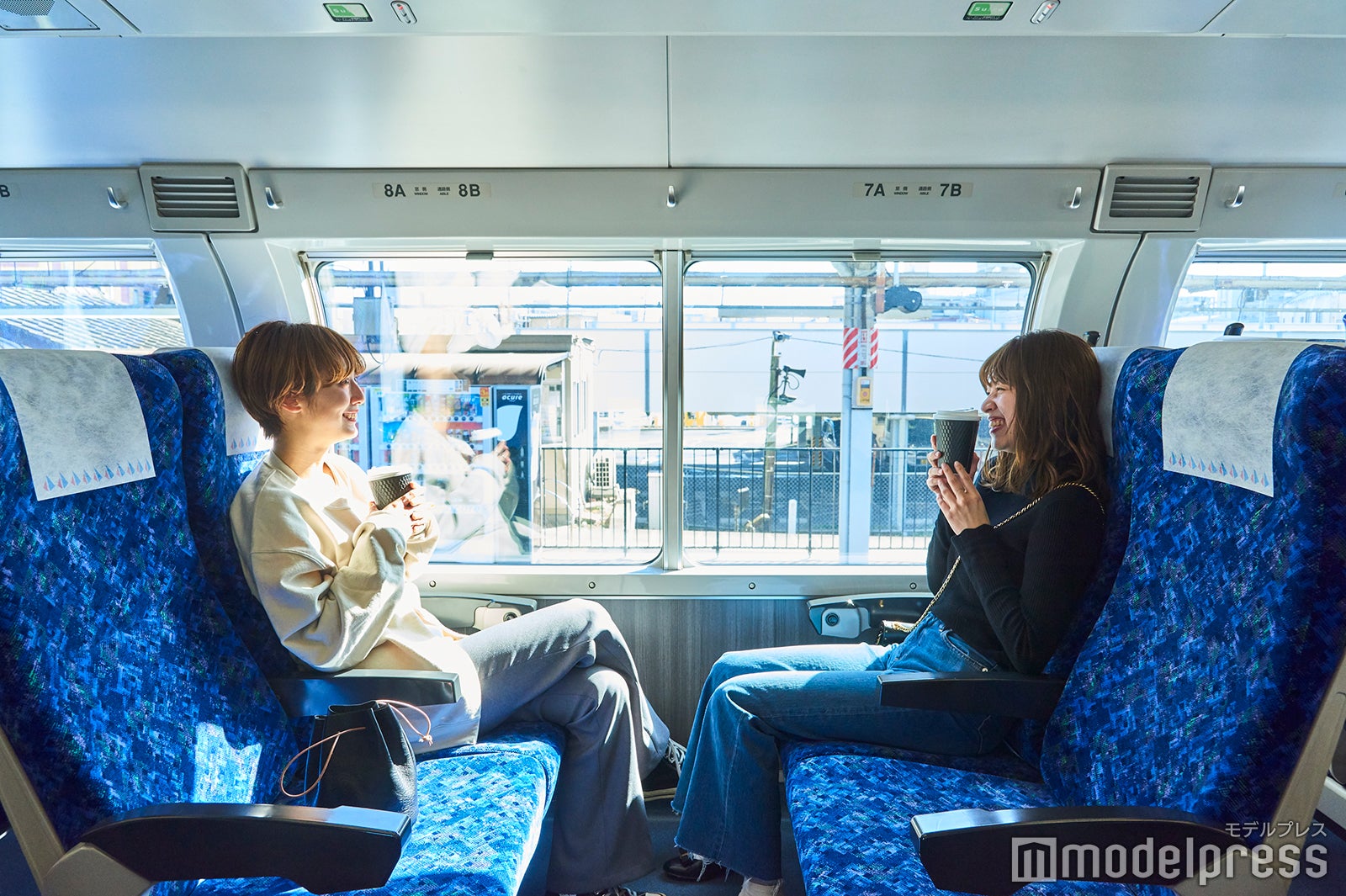 向かい合って座れるのが◎（C）モデルプレス