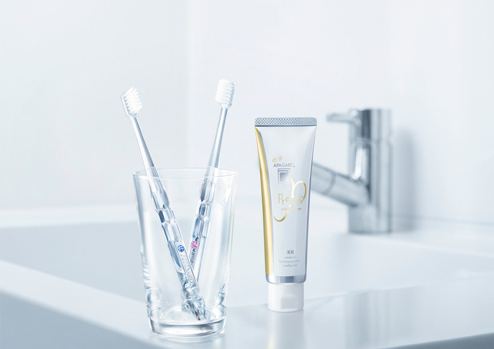 左：「アパガードクリスタル歯ブラシ」各375円（税込）、右：「アパガードプレミオ」100ｇ、1,598円（税込）【医薬部外品・薬用歯みがき】