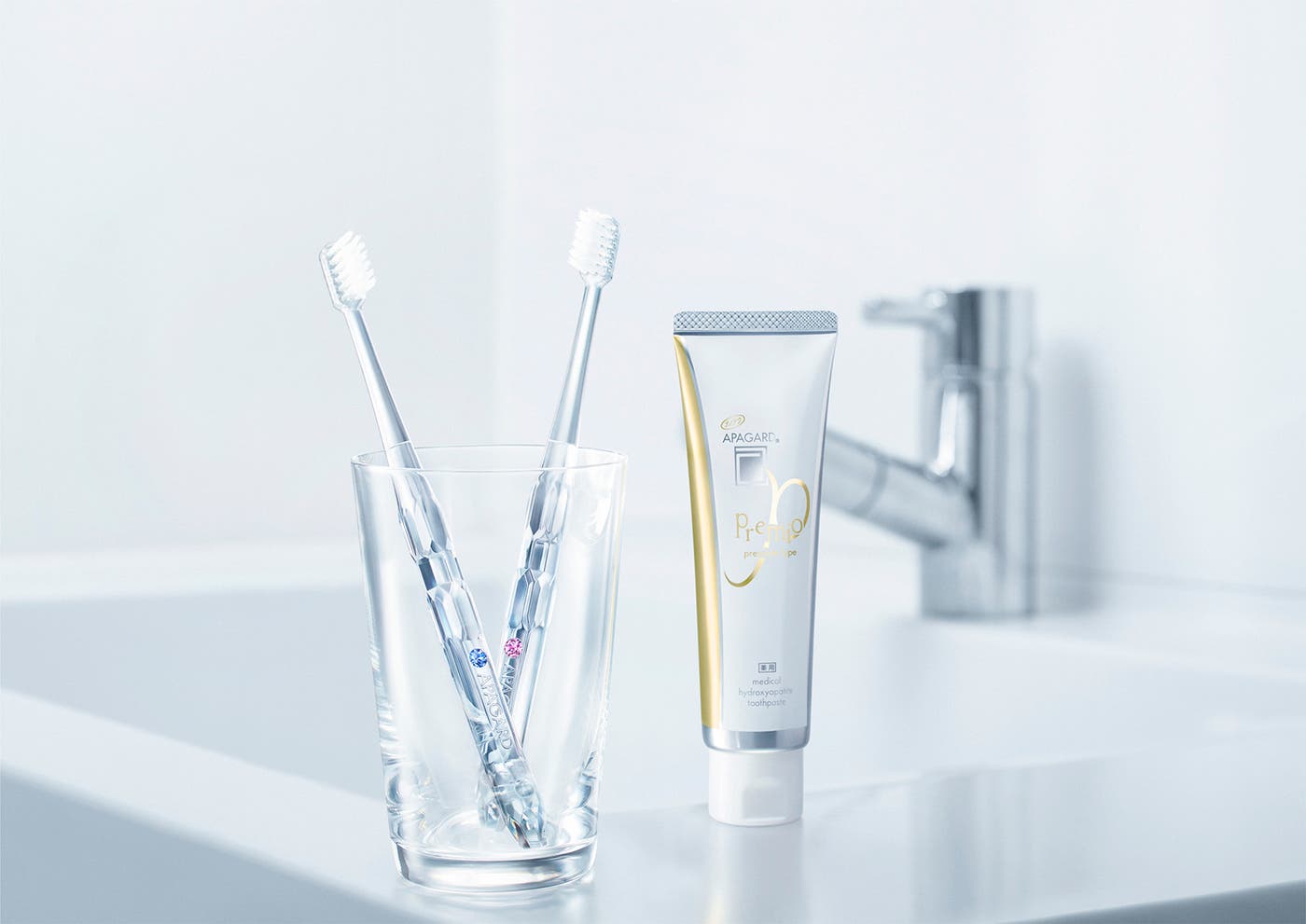 左:「アパガードクリスタル歯ブラシ」各375円(税込)、右:「アパガードプレミオ」100g、1,598円(税込)【医薬部外品・薬用歯みがき】