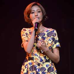「Campus Summit 2013」でライブパフォーマンスを行った出岡美咲