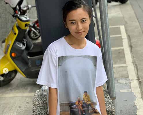 小島瑠璃子「下履いてる?」SEXY美脚にファン歓喜 バナナマンTシャツをおしゃれに着こなす