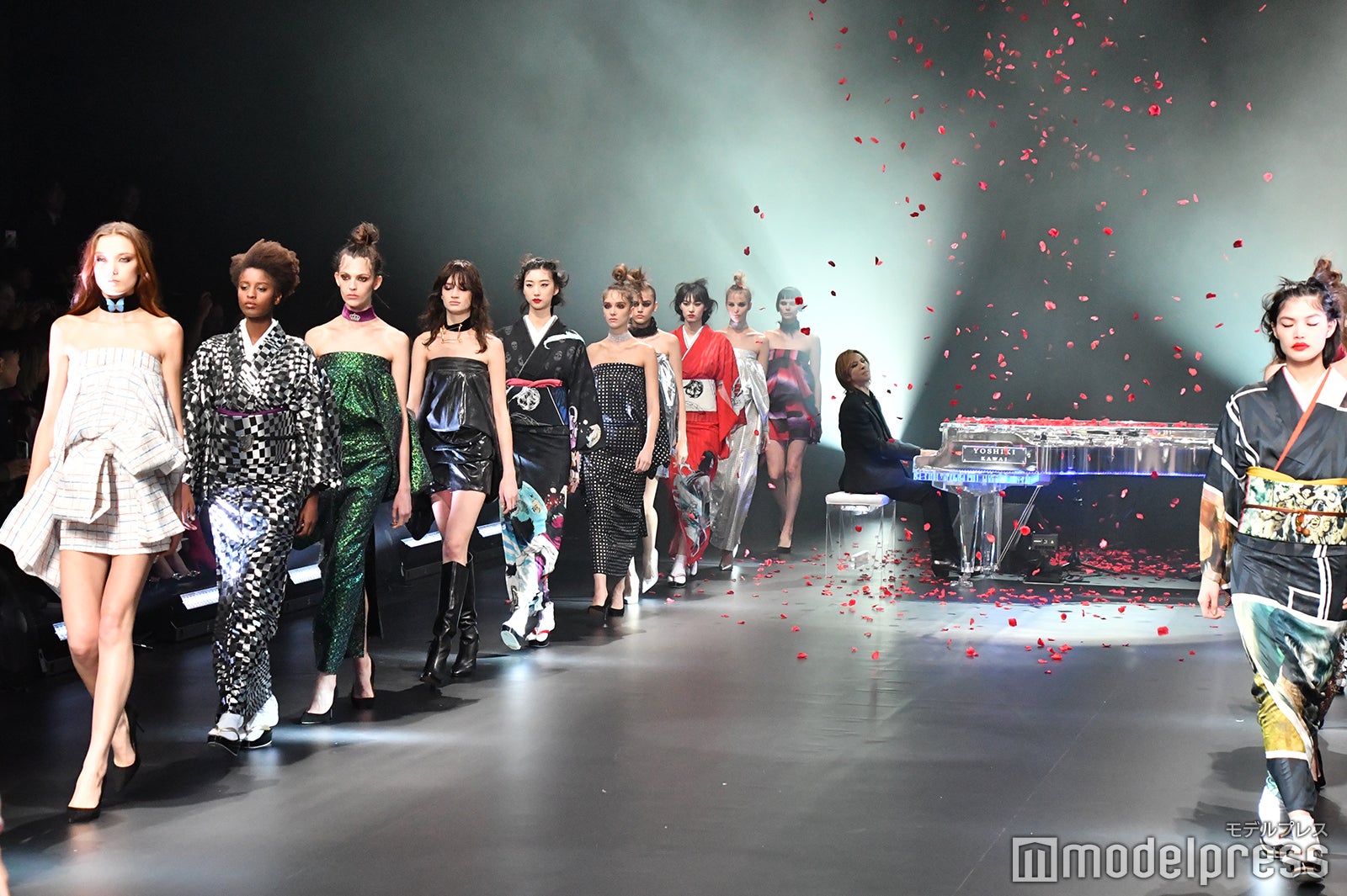 YOSHIKI（奥）（C）モデルプレス