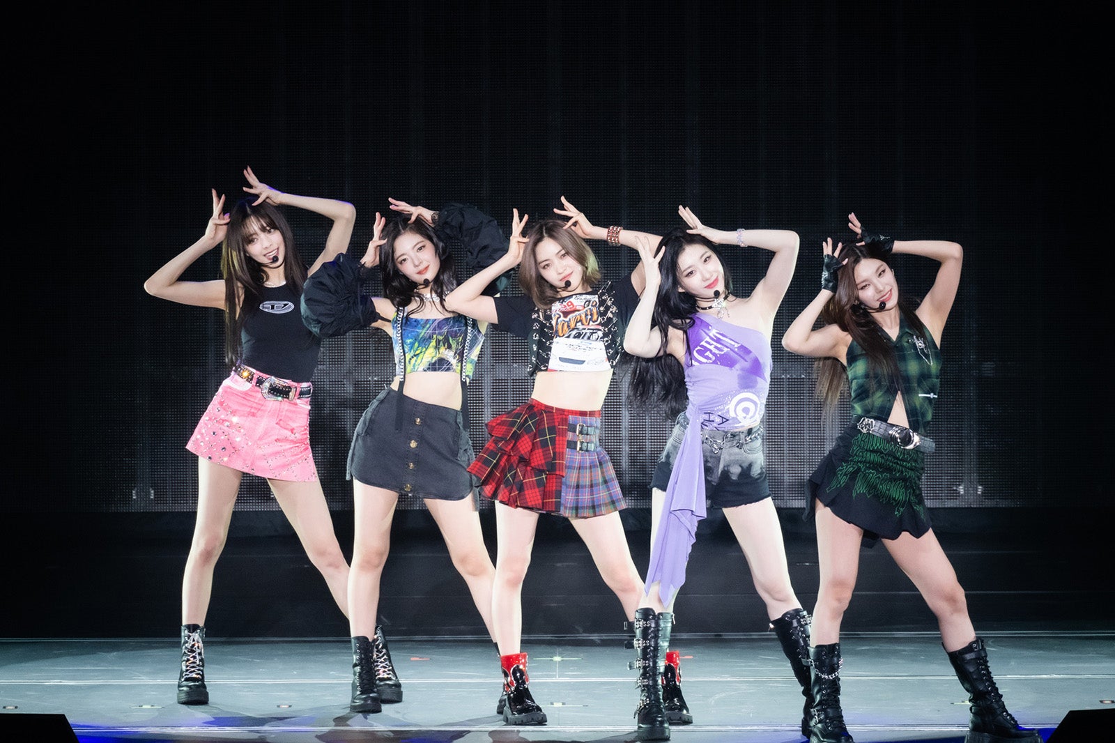 ITZY降臨でファン殺到 “全方位ファンサ”の神対応＜KCON JAPAN