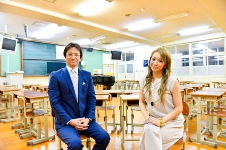 倖田來未(右)、恩師・弓場先生(左)と母校の中学校で再会