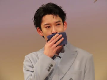 「わあ、まさか」山時聡真 母のサプライズの手紙に涙、代読の菅野美穂も涙 会場で見守る母を発見「びっくりしました」