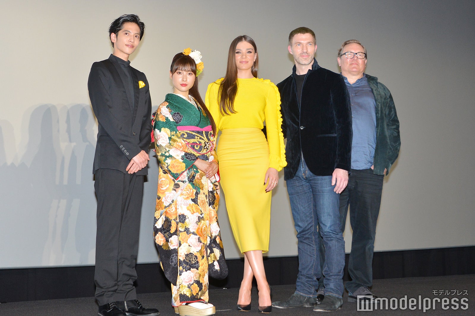 （左から）志尊淳、土屋太鳳、ヘイリー・スタインフェルド、トラヴィス・ナイト監督、ロレンツォ・ディ・ボナヴェンチュラ氏 （C）モデルプレス