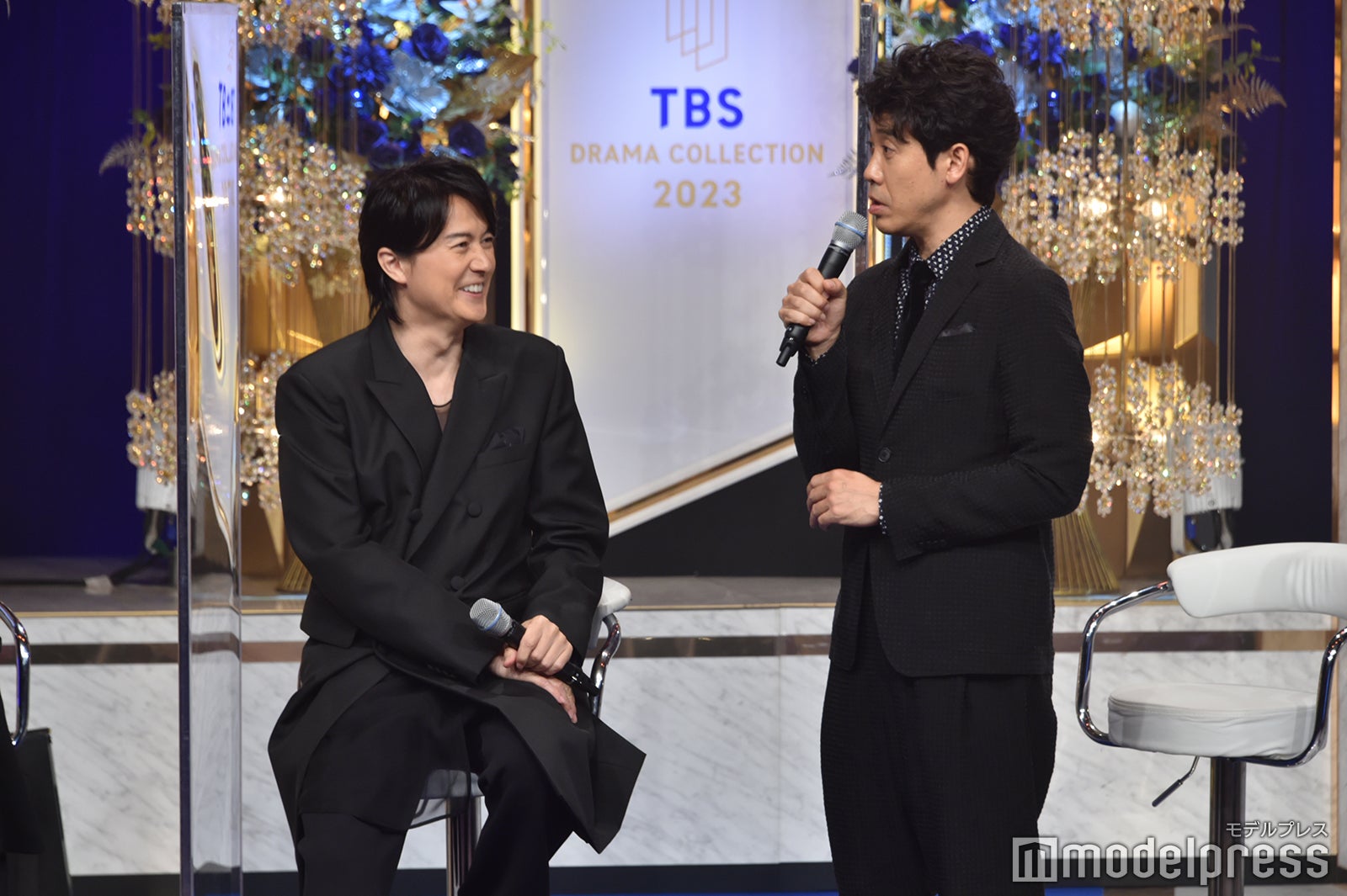 永瀬廉のものまねをする大泉洋を見て笑っている福山雅治その2（C）モデルプレス