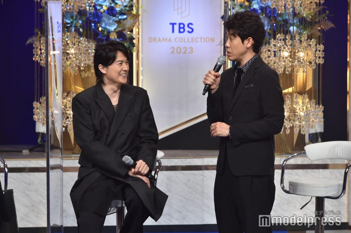 永瀬廉のものまねをする大泉洋を見て笑っている福山雅治その2(C)モデルプレス