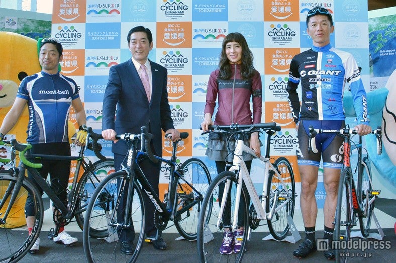 （左から）安田大サーカス団長安田、愛媛県知事の中村時広、ラブリ、プロサイクリストの門田基志