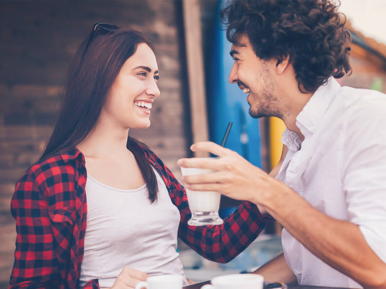 飲みに誘ったときの反応で判断される！「彼女にしたい女性」と「したくない女性」