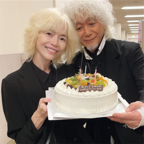 青田典子59歳、夫・玉置浩二との誕生日2ショットが評判「今が一番キレイ」「ブロンドヘア素敵」