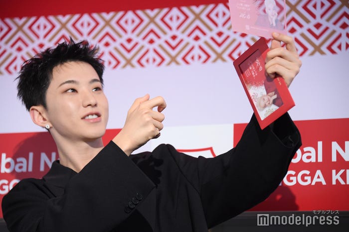 自分の顔が写るカードで“推しショット”を撮るHOSHI(C)モデルプレス