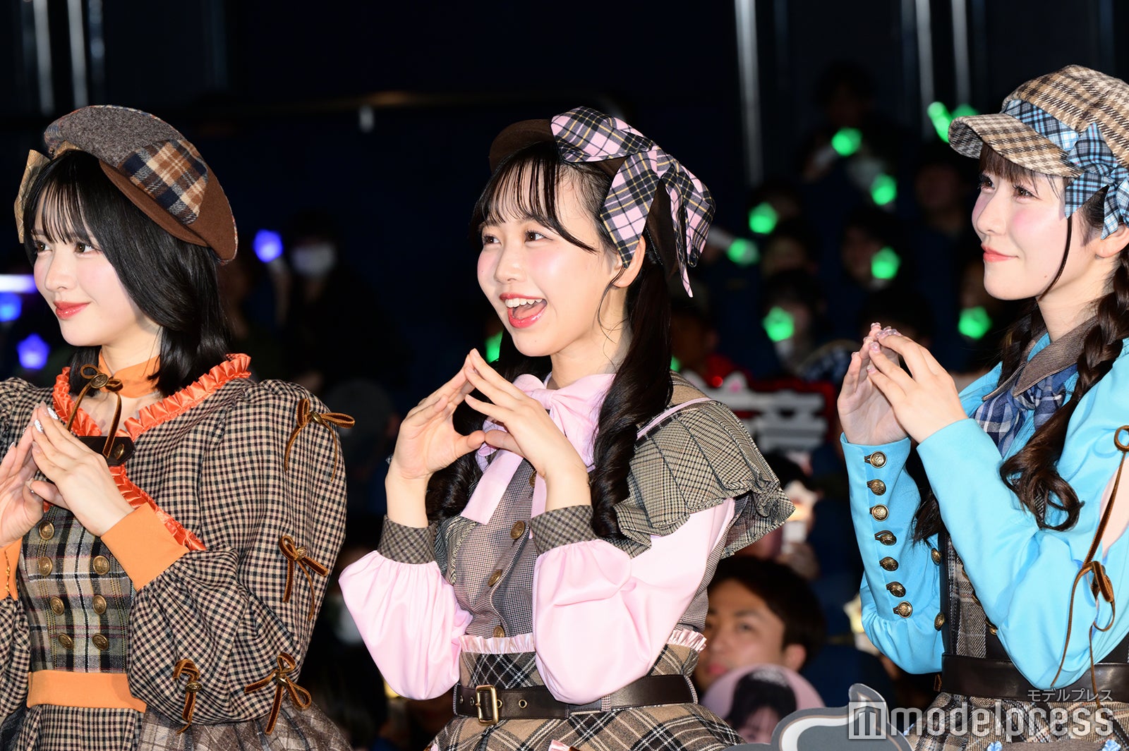 鎮西寿々歌、松本かれん、真中まな（C）モデルプレス