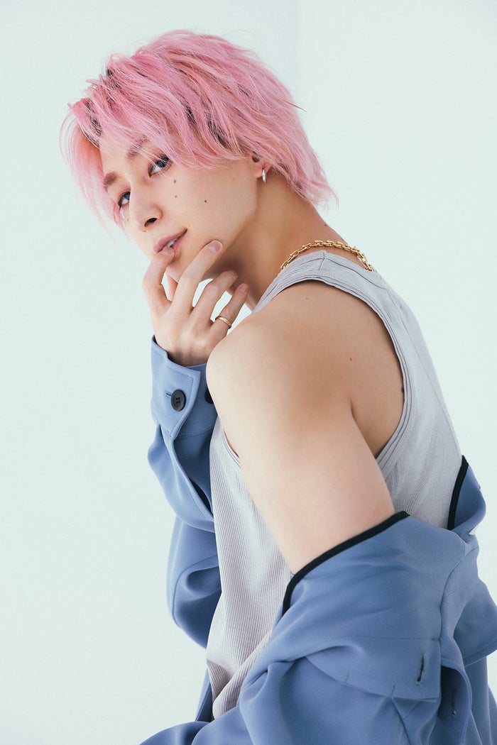 Snow Man佐久間大介、大人の色気たっぷり 表紙飾る「andGIRL」発売前に完売続出