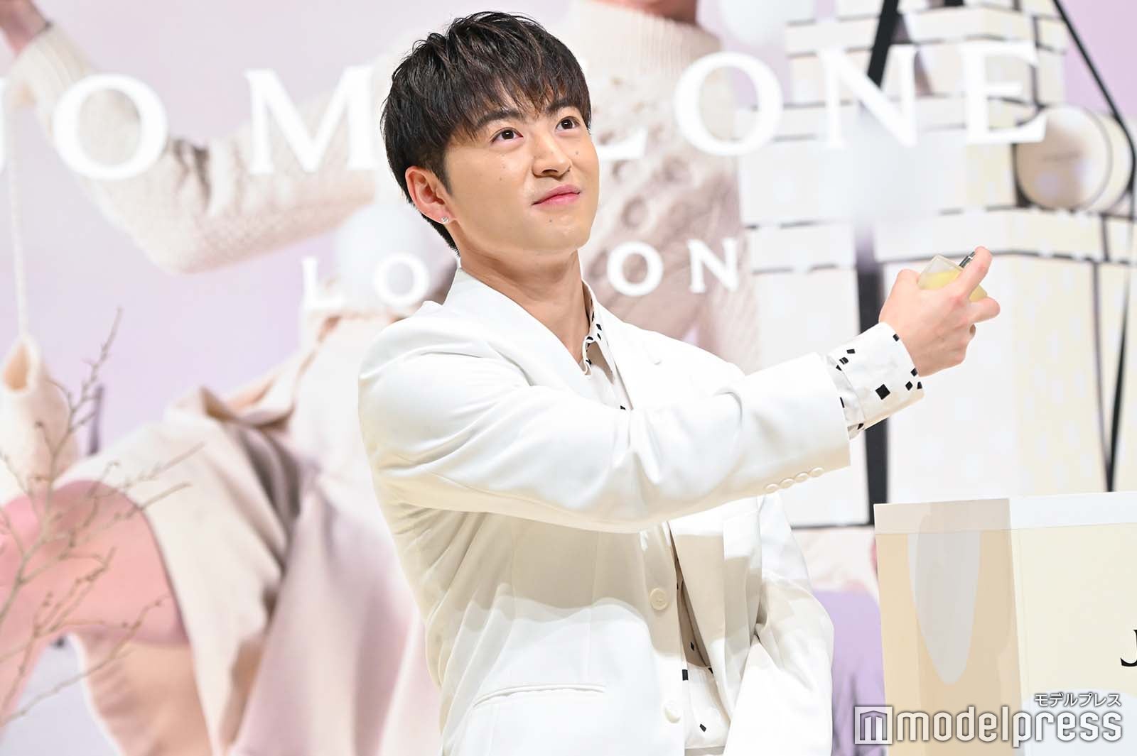 意気揚々と香水を振りまく佐野玲於 （C）モデルプレス