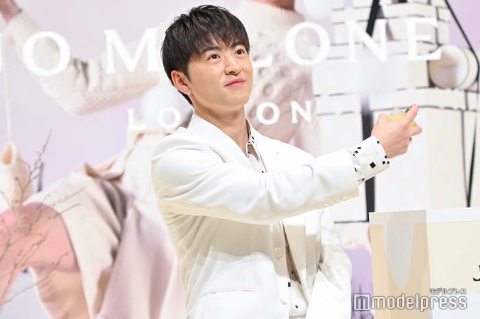 意気揚々と香水を振りまく佐野玲於 (C)モデルプレス